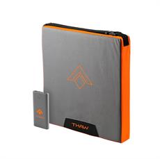 Grå og orange varmepude med powerbank, begge med "THAW"-logo. Enkel geometrisk logo på puden.