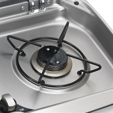 Kompakt 2-brænder kogeplade med integreret vask placeret til venstre og et praktisk låg af sikkerhedsglas, 