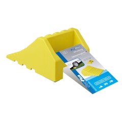 Gul kileformet plastkile med håndtag, bruges til at forhindre køretøjsbevægelse, robust design.