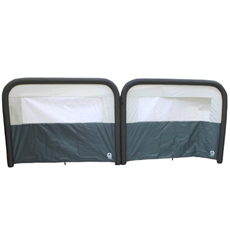 To sektioner med sorte, oppustelige rammer, transparente vinduer øverst og grå bundsektioner.