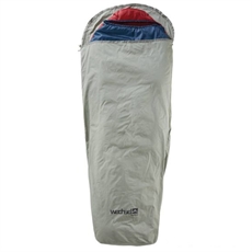 Lysegrå bivycover med hætte, delvist synlig sovepose, logo nederst foran.